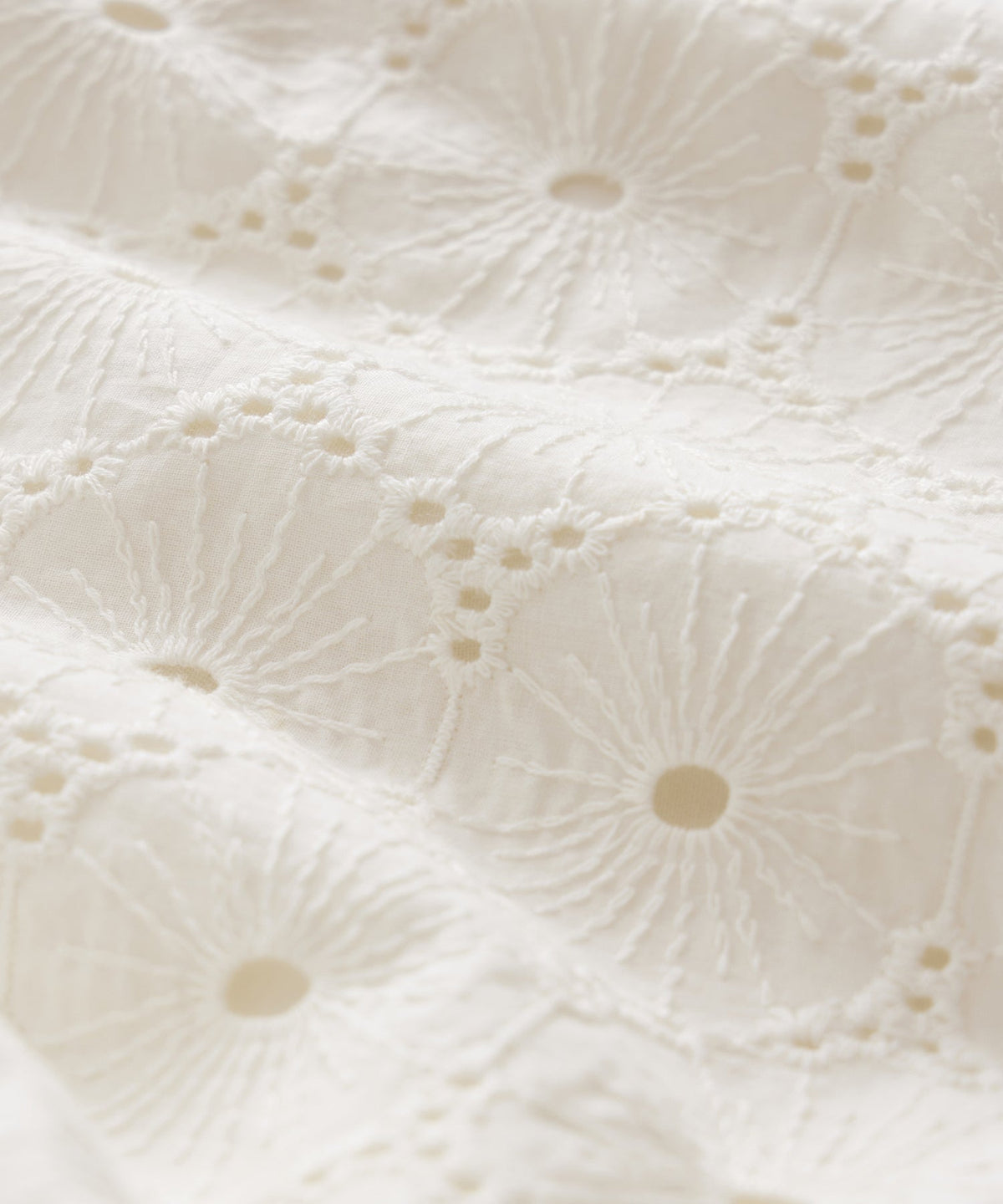 5" Embroidered Cotton Beachcomber Short - White